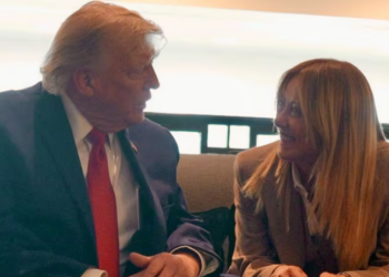 VIDEO | Trump abre nueva crisis con Meloni tras decir que se tomó una foto con ella “por pena”
