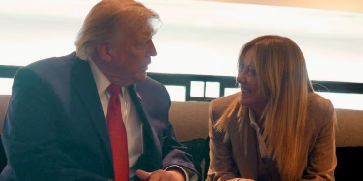 VIDEO | Trump abre nueva crisis con Meloni tras decir que se tomó una foto con ella “por pena”