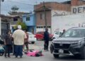 Camioneta embiste a dos mujeres en motoneta eléctrica en la colonia Progreso