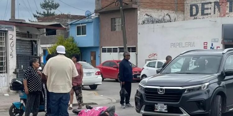Camioneta embiste a dos mujeres en motoneta eléctrica en la colonia Progreso