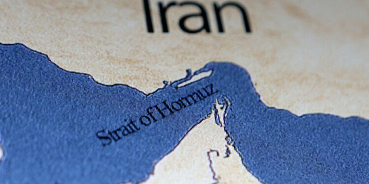 Trump afirma que Irán no cobrará tasas a buques que crucen el estrecho de Ormuz