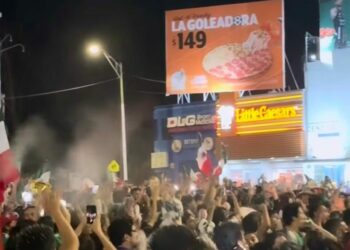 Provocan aficionados destrozos en negocio tras festejos por triunfo de México
