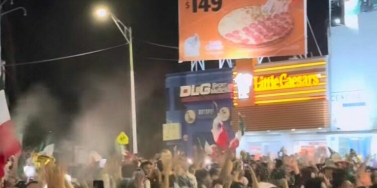 Provocan aficionados destrozos en negocio tras festejos por triunfo de México
