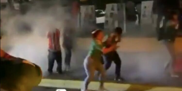 VIDEO | Policías de Guerrero encañonan y arrojan gas lacrimógeno a aficionados