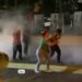 VIDEO | Policías de Guerrero encañonan y arrojan gas lacrimógeno a aficionados