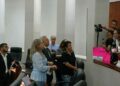 Manifestantes exponen pliego petitorio a diputados