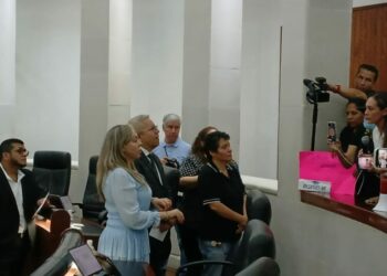 Manifestantes exponen pliego petitorio a diputados