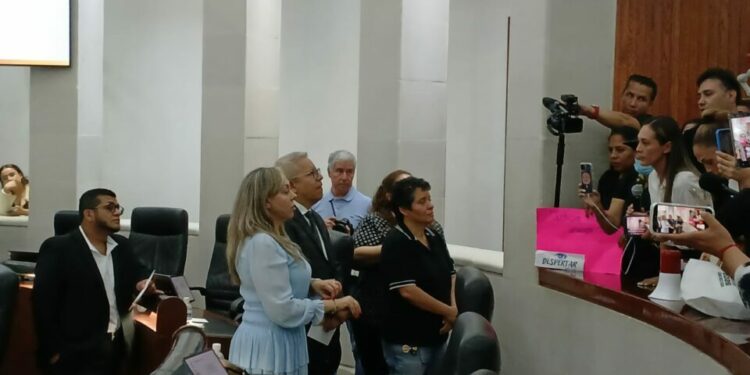 Manifestantes exponen pliego petitorio a diputados