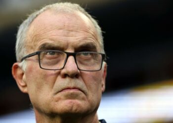 Marcelo Bielsa regresa en silencio a Uruguay; su salida de la Selección es inminente
