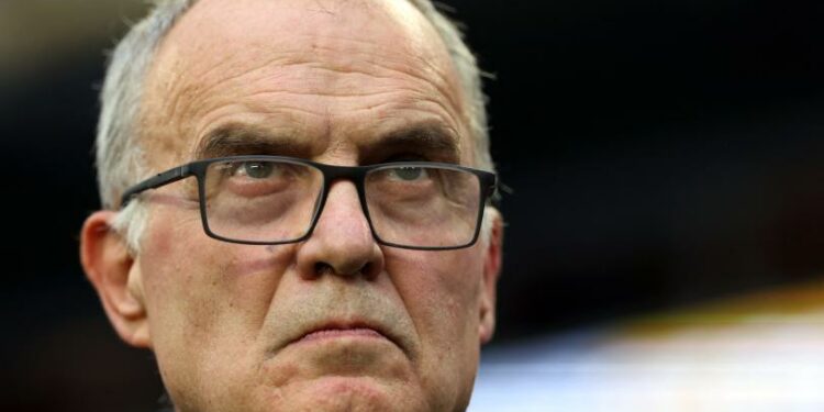 Marcelo Bielsa regresa en silencio a Uruguay; su salida de la Selección es inminente