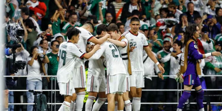 México aplasta 3-0 a Chequia y avanza invicto a dieciseisavos
