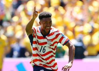 Estados Unidos derrota 2-0 a Australia y avanza a dieciseisavos del Mundial 2026