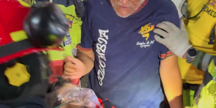 VIDEO | Padre se reencuentra con su hijo tras sobrevivir 122 horas bajo los escombros en Venezuela