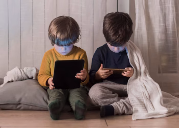 Pantallas y móviles en la infancia: la evidencia científica impulsa un debate sobre salud y desarrollo