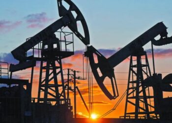 Reservas mundiales de petróleo caen, pero la AIE anticipa superávit histórico