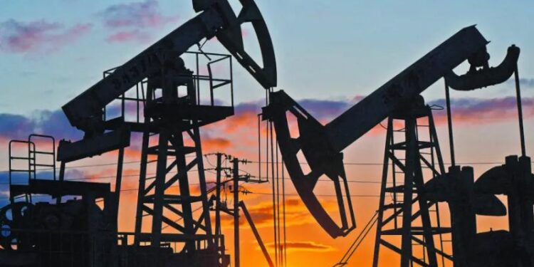 Reservas mundiales de petróleo caen, pero la AIE anticipa superávit histórico