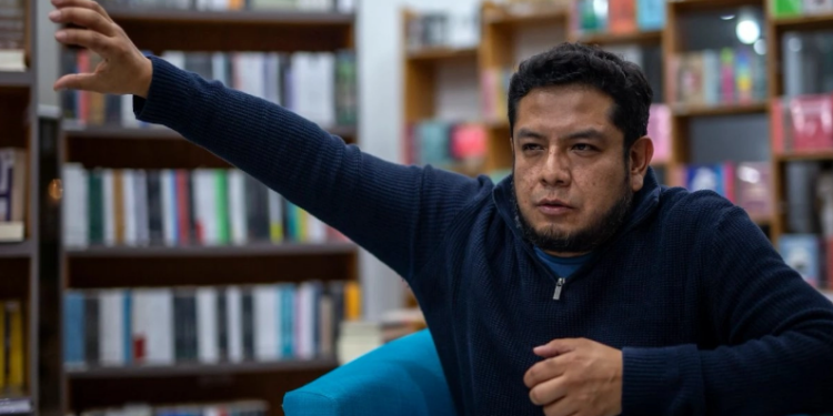 El poeta Israel Nicasio aborda la historia y realidad de los afrodescendientes de la Costa Chica