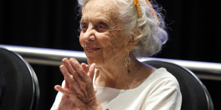 Poniatowska critica a los “influencers” por deshumanizar el periodismo
