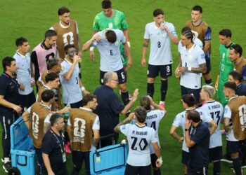 ¿Rebelión charrúa contra el ‘Loco’? Valverde y referentes encaran a Bielsa antes de jugar con España