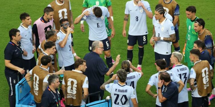 ¿Rebelión charrúa contra el ‘Loco’? Valverde y referentes encaran a Bielsa antes de jugar con España