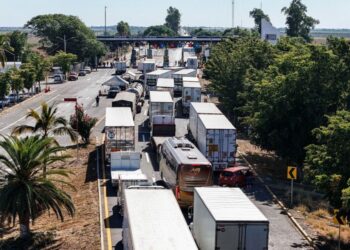 Segob y AMOTAC acuerdan evitar bloqueos carreteros; transportistas mantendrán movilización