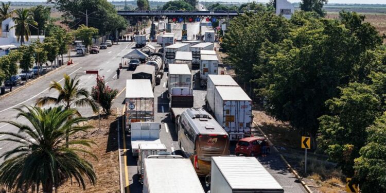 Segob y AMOTAC acuerdan evitar bloqueos carreteros; transportistas mantendrán movilización