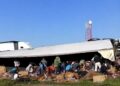 Vuelca tráiler y desata rapiña en la carretera 57