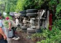 Vuelca camión de carga en la carretera Valles-Rioverde