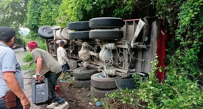 Vuelca camión de carga en la carretera Valles-Rioverde