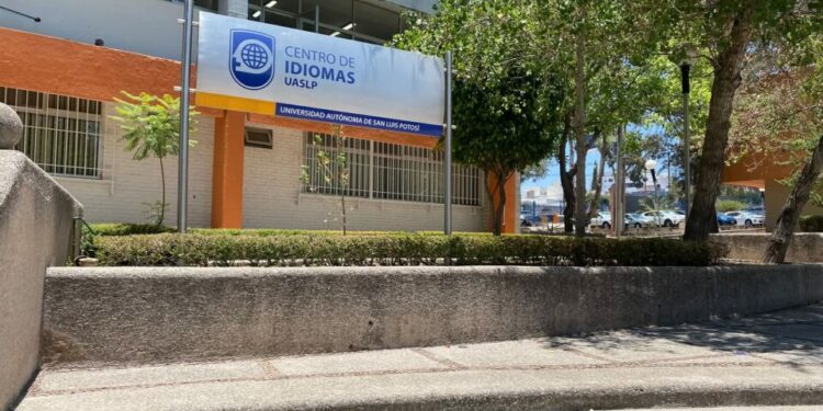 Exigen revisión de entrega de vacantes en el Centro de Idiomas de la UASLP