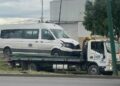 Camioneta de personal acaba en el camellón tras derribar poste en la 57