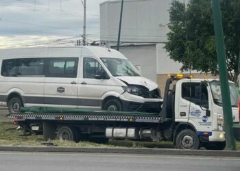 Camioneta de personal acaba en el camellón tras derribar poste en la 57