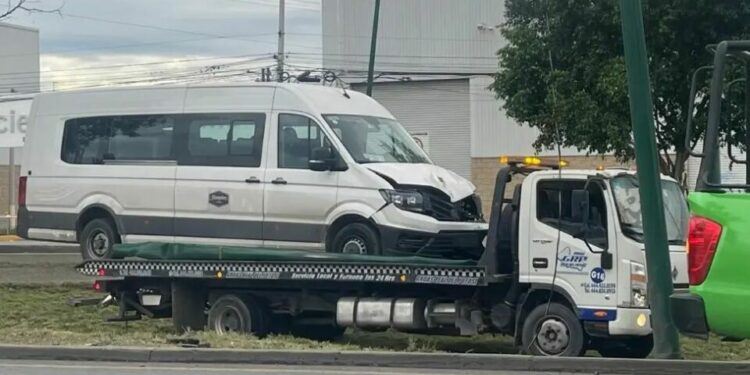 Camioneta de personal acaba en el camellón tras derribar poste en la 57