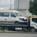 Camioneta de personal acaba en el camellón tras derribar poste en la 57