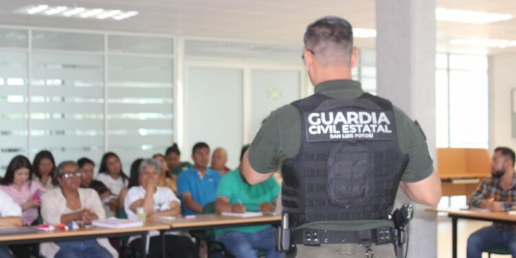 Capacitan a docentes en prevención de riesgos digitales y acoso escolar
