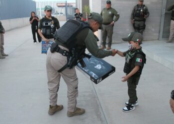 Niño policía honorario visita instalaciones de la División Caminos de la GCE