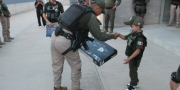 Niño policía honorario visita instalaciones de la División Caminos de la GCE