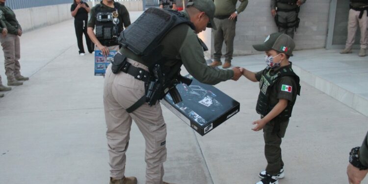 Niño policía honorario visita instalaciones de la División Caminos de la GCE