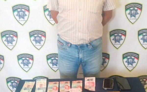 Detienen en el Centro Histórico a hombre señalado por presunto robo de tarjetas bancarias