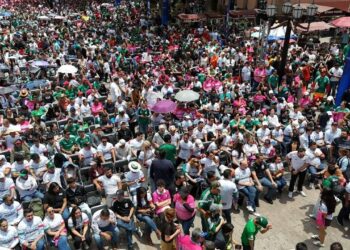 Más de 10 mil personas siguen triunfo de México en el Centro Histórico
