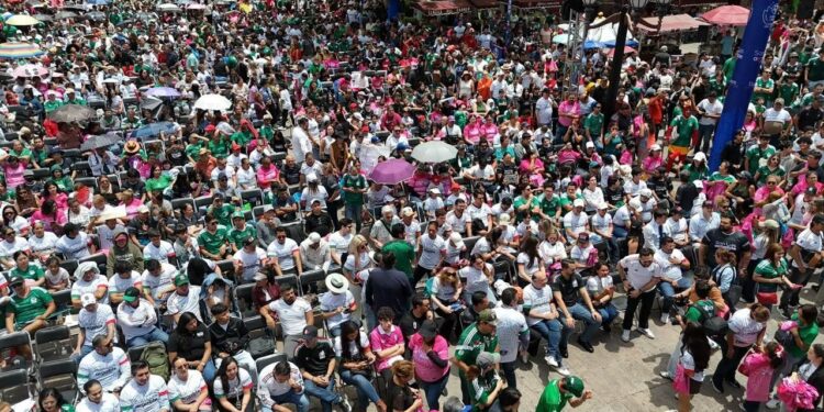 Más de 10 mil personas siguen triunfo de México en el Centro Histórico