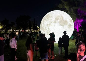 Bajo la luna, cientos de “terrícolas” responden a la señal en el Parque Tangamanga II