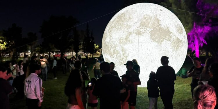 Bajo la luna, cientos de “terrícolas” responden a la señal en el Parque Tangamanga II