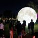 Bajo la luna, cientos de “terrícolas” responden a la señal en el Parque Tangamanga II