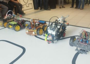 Estudiantes destacan con innovadores robots en competencia tecnológica