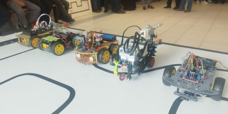 Estudiantes destacan con innovadores robots en competencia tecnológica