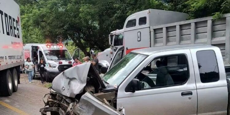 Choque deja cinco lesionados en Xilitla