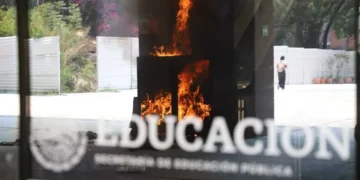 Maestros de la CNTE irrumpen en las instalaciones de la SEP en medio de tensiones por falta de acuerdos