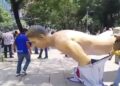 Manifestantes derriban estatuas mundialistas en Reforma durante protesta de la CNTE