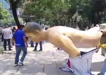 Manifestantes derriban estatuas mundialistas en Reforma durante protesta de la CNTE